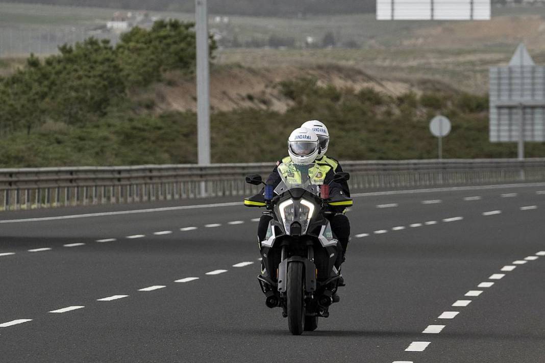 Modern radar sistemleri otoyollarda uçanı kaçanı anında tespit ediyor! 4 kademeli lazerlerle sürekli tarama yapılıyor 10